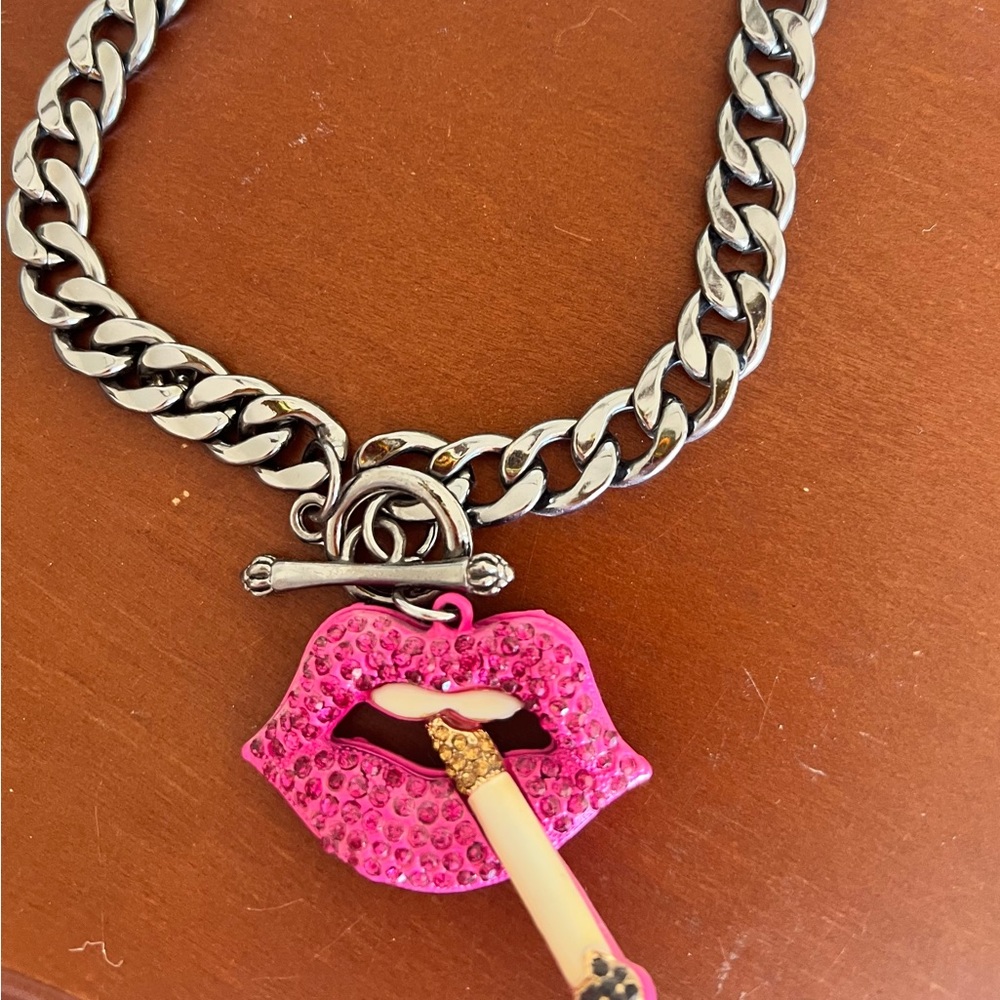 Lips 👄 Necklace 🚬 - Picture 2 of 2